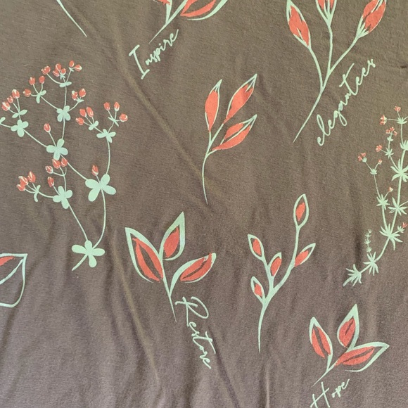 Elegantees Floral V-neck - Picture 3 of 4